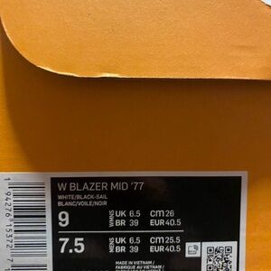 Nike Blazers mid ‘77size 9 W size 7. M
